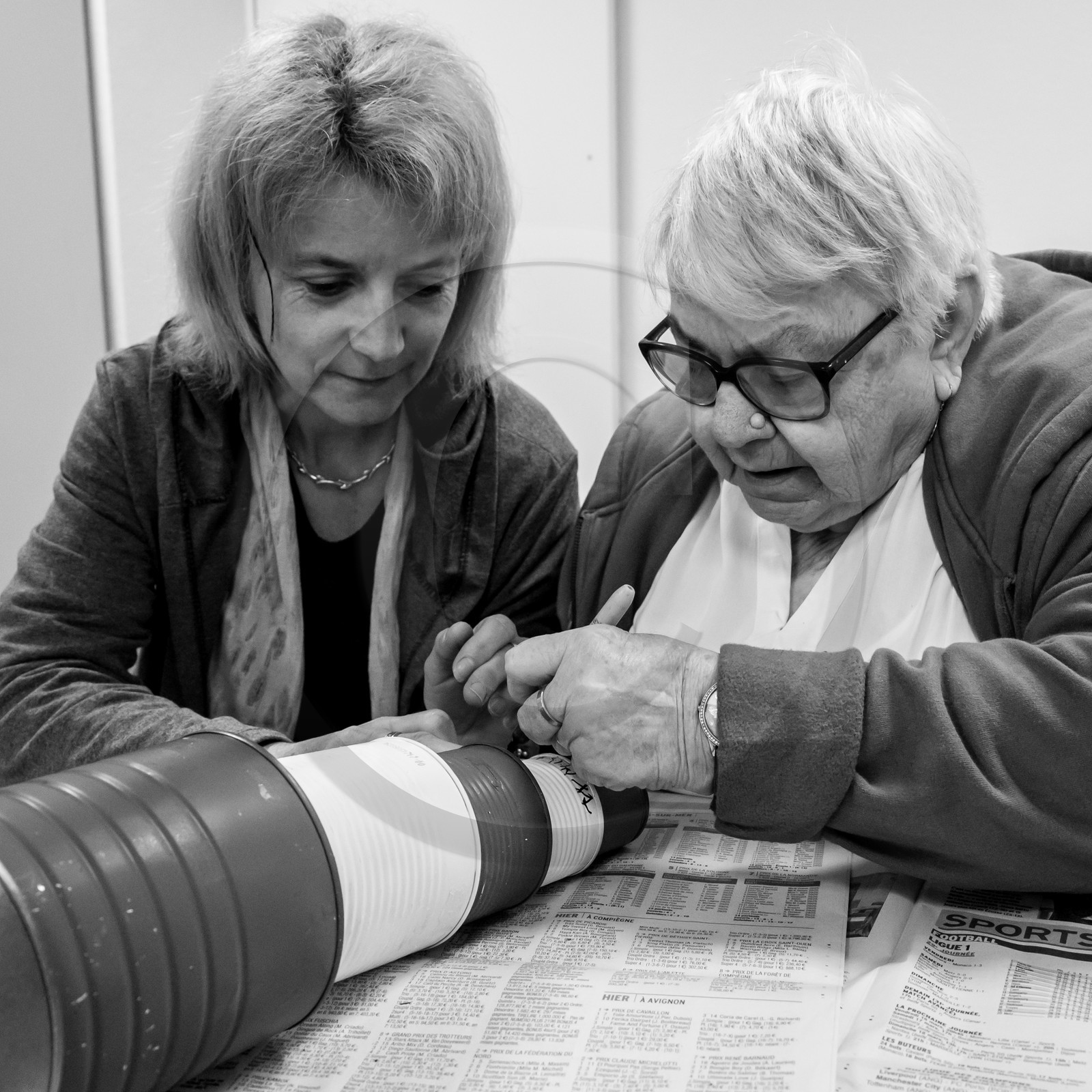 Avec des boites de conserves...