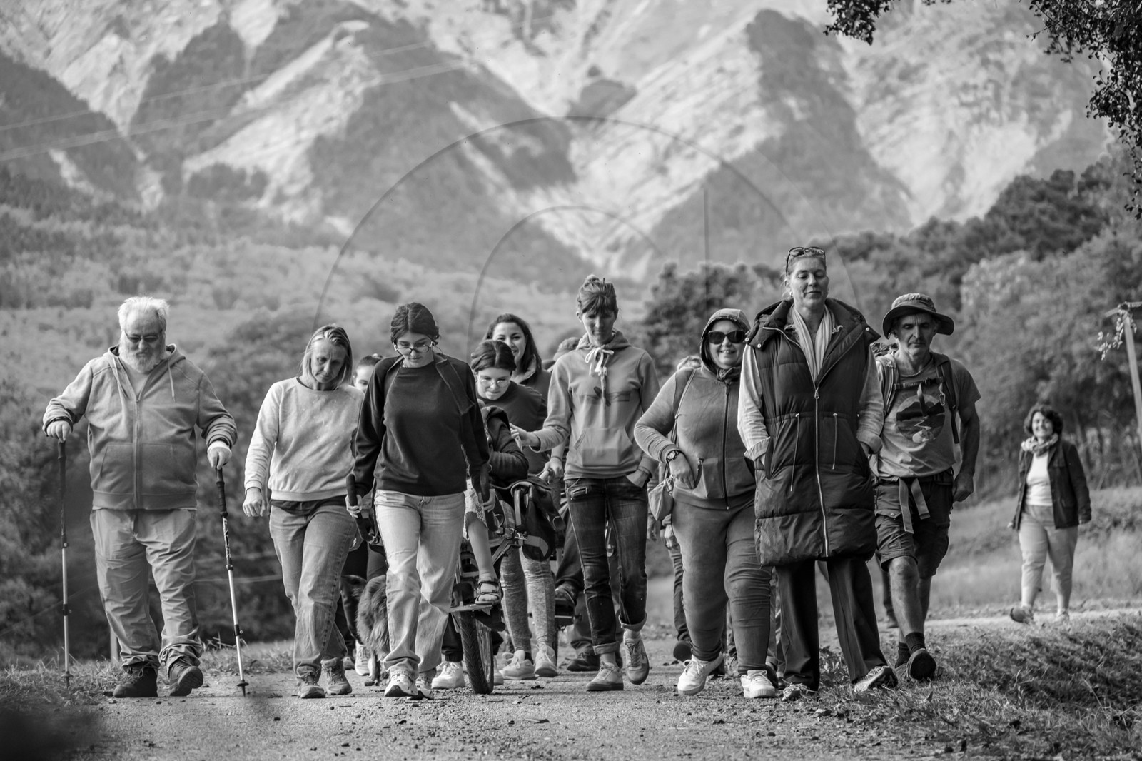 25 septembre 2024 : Promenade en joelette avec Bruno, accompagnateur en montagne et des élèves du lycée Sévigné de Gap