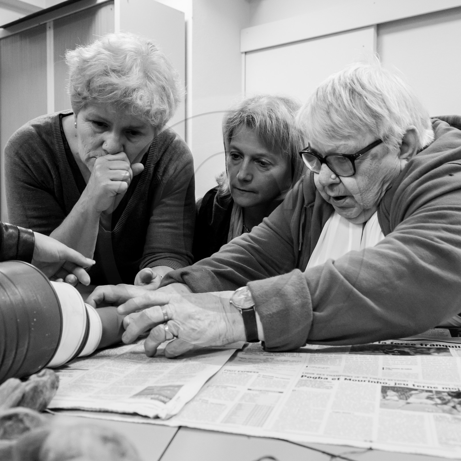 Avec des boites de conserves...